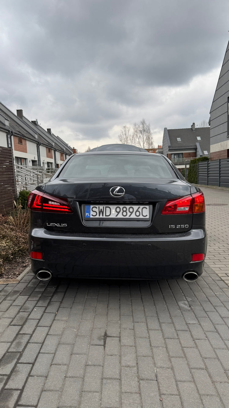 Lexus IS z lampami tylnymi VLAND