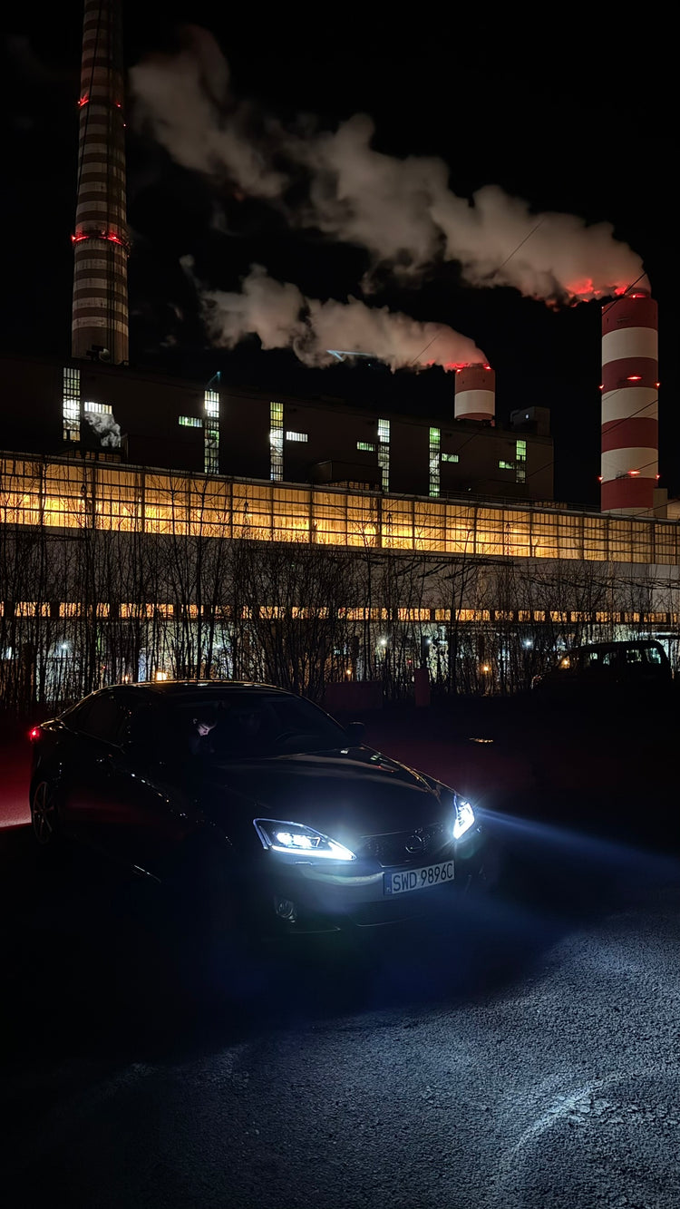Lexus IS z reflektorami przednimi VLAND