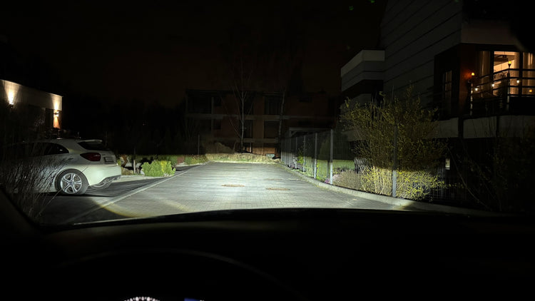Lexus IS z reflektorami przednimi VLAND