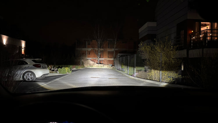 Lexus IS z reflektorami przednimi VLAND