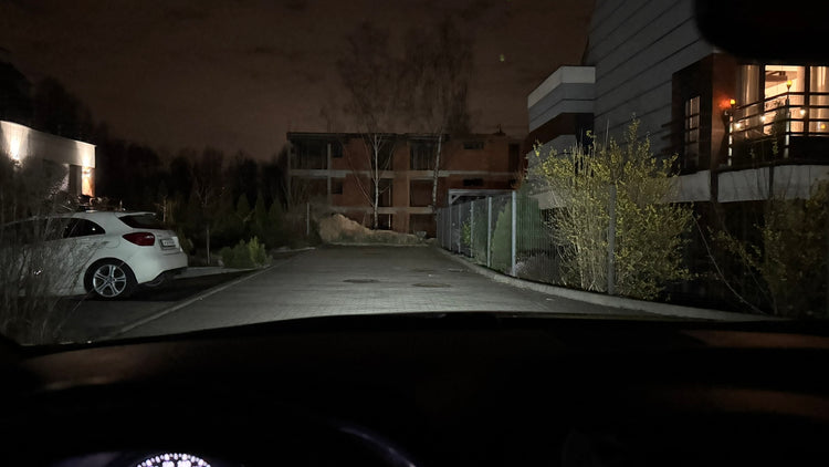 Lexus IS z reflektorami przednimi VLAND