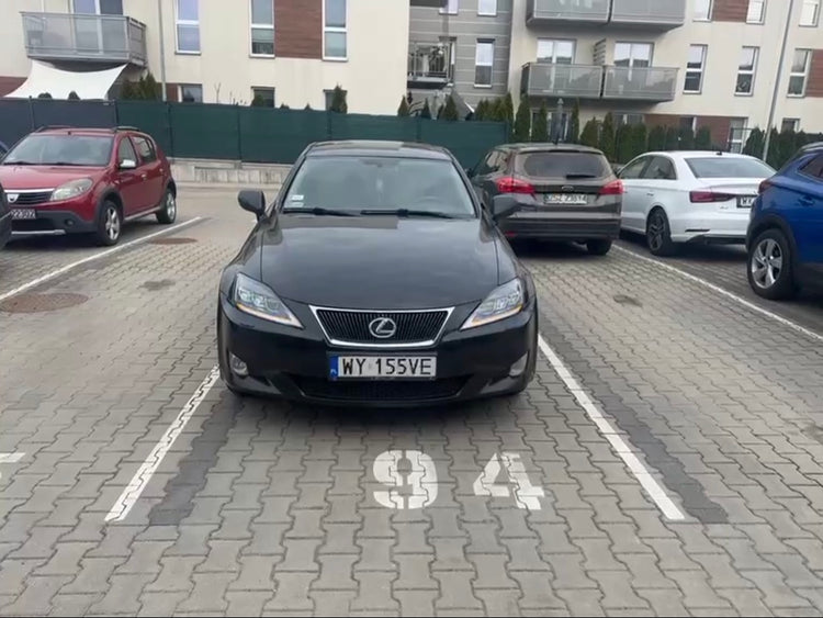 Lexus IS z reflektorami przednimi VLAND