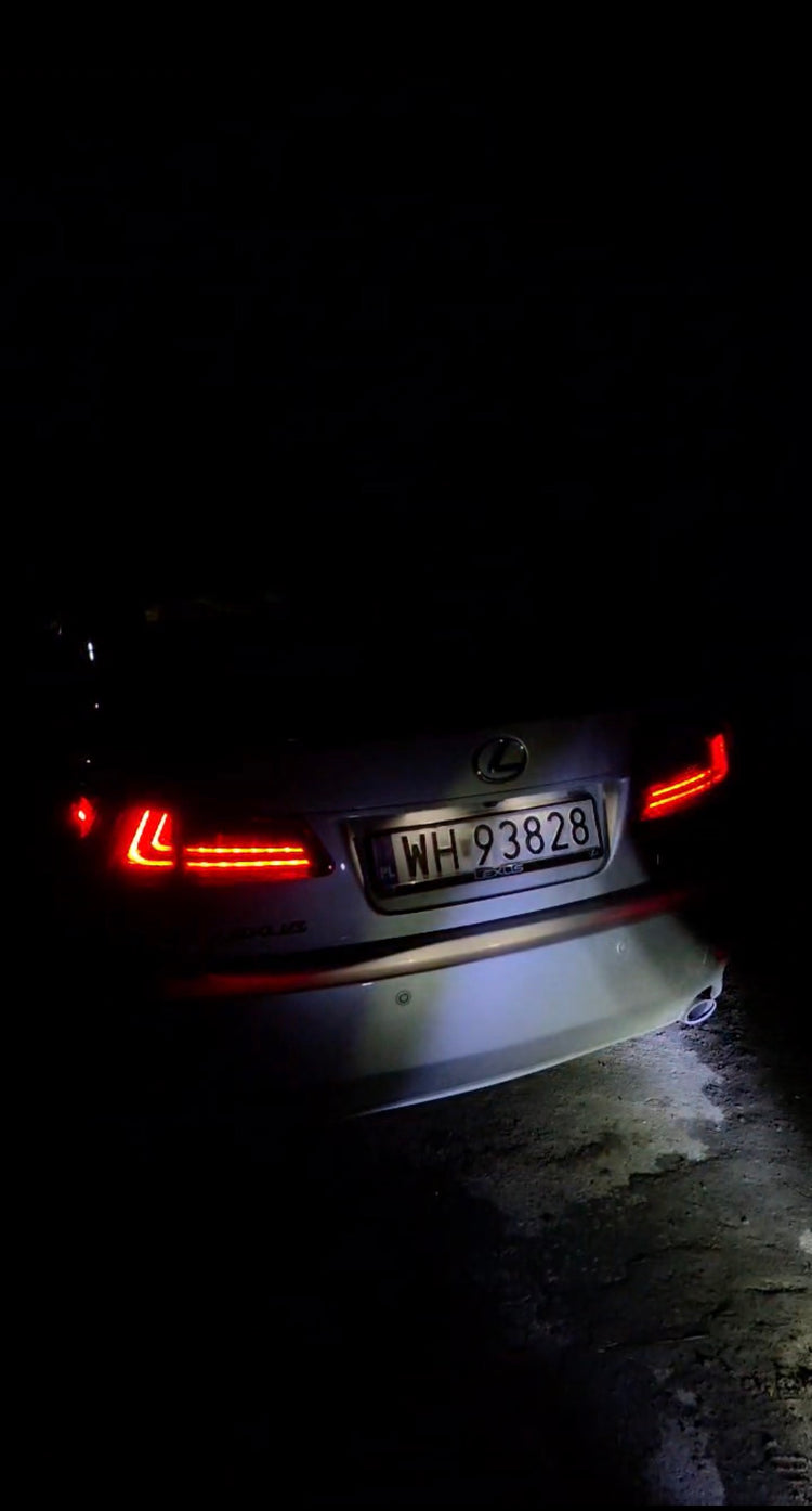 Lexus IS z lampami tylnymi VLAND