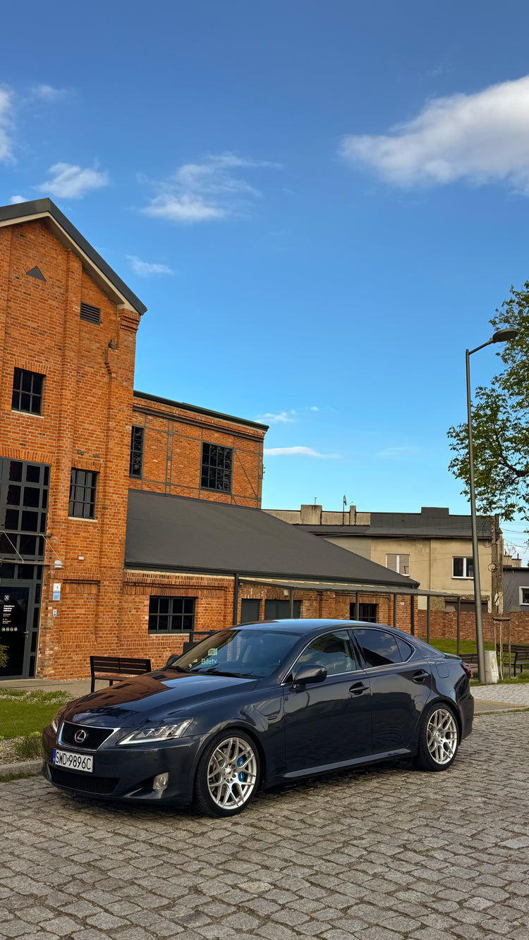 Lexus IS z reflektorami przednimi VLAND
