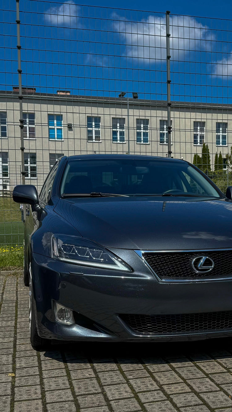 Lexus IS z reflektorami przednimi VLAND