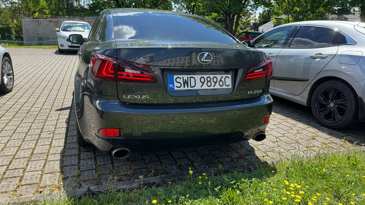 Lexus IS z lampami tylnymi VLAND