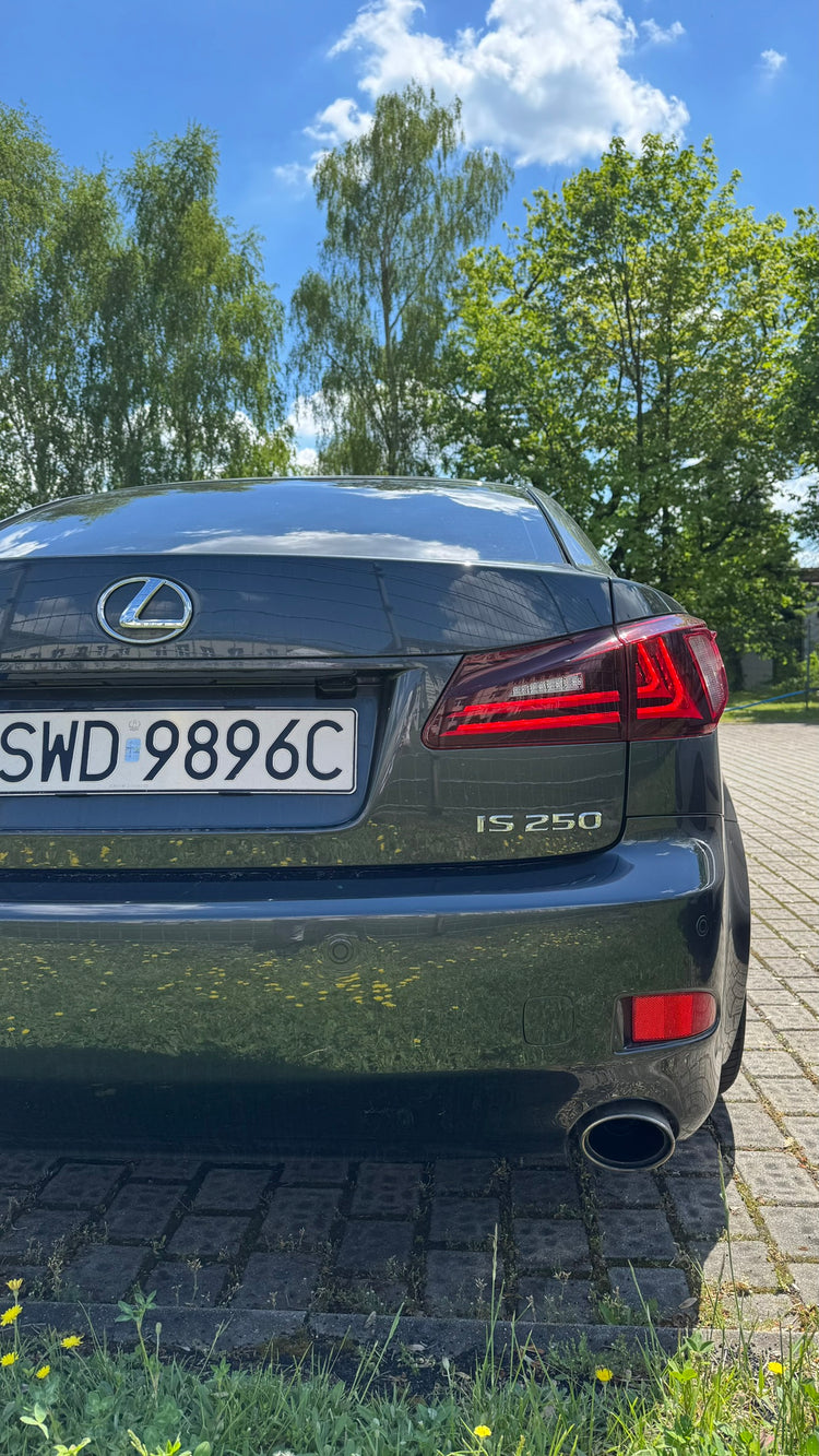Lexus IS z lampami tylnymi VLAND
