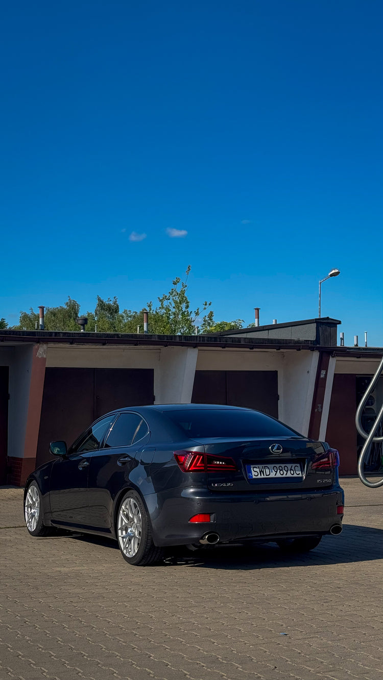 Lexus IS z lampami tylnymi VLAND