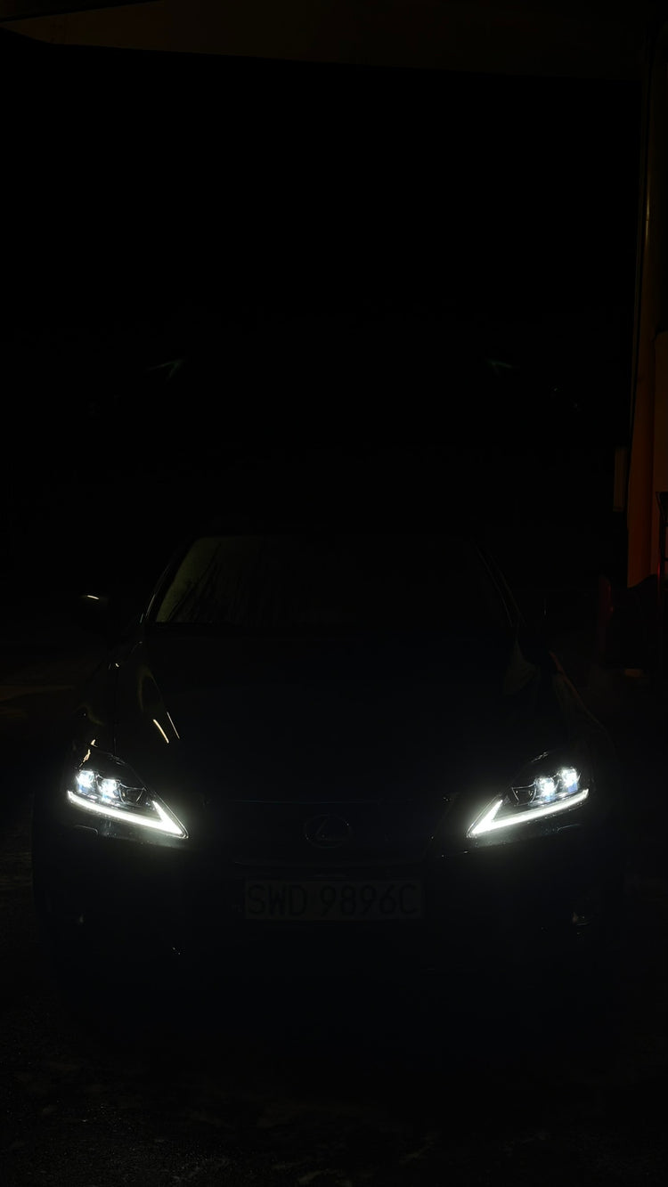 Lexus IS z reflektorami przednimi VLAND
