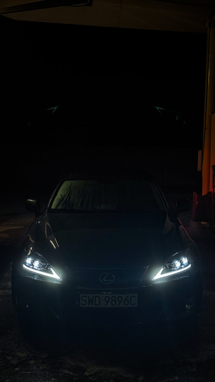 Lexus IS z reflektorami przednimi VLAND