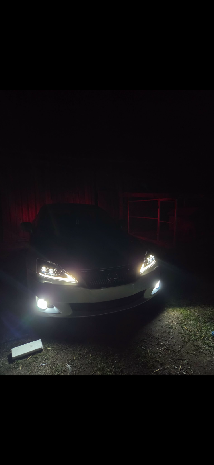 Lexus IS z reflektorami przednimi VLAND