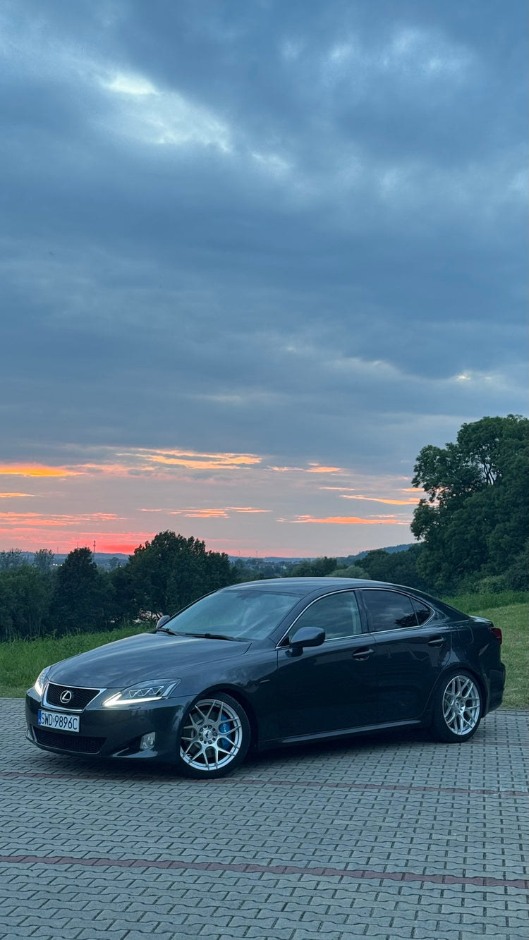 Lexus IS z reflektorami przednimi VLAND