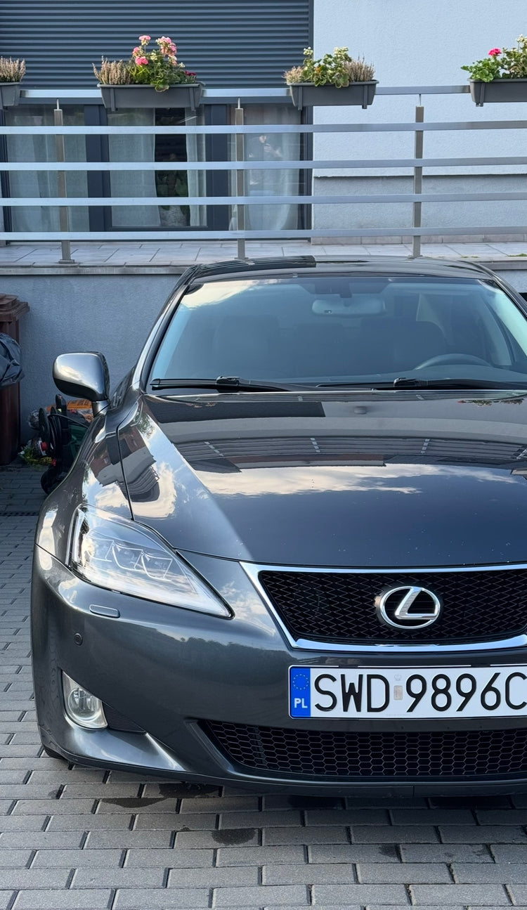 Lexus IS z reflektorami przednimi VLAND