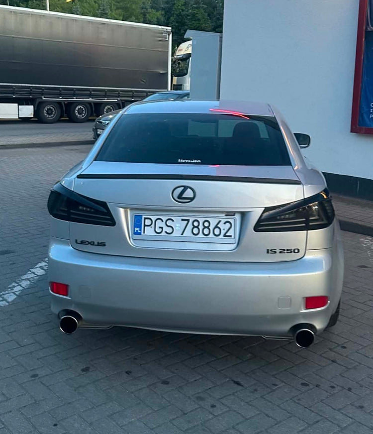 Lexus IS z lampami tylnymi VLAND
