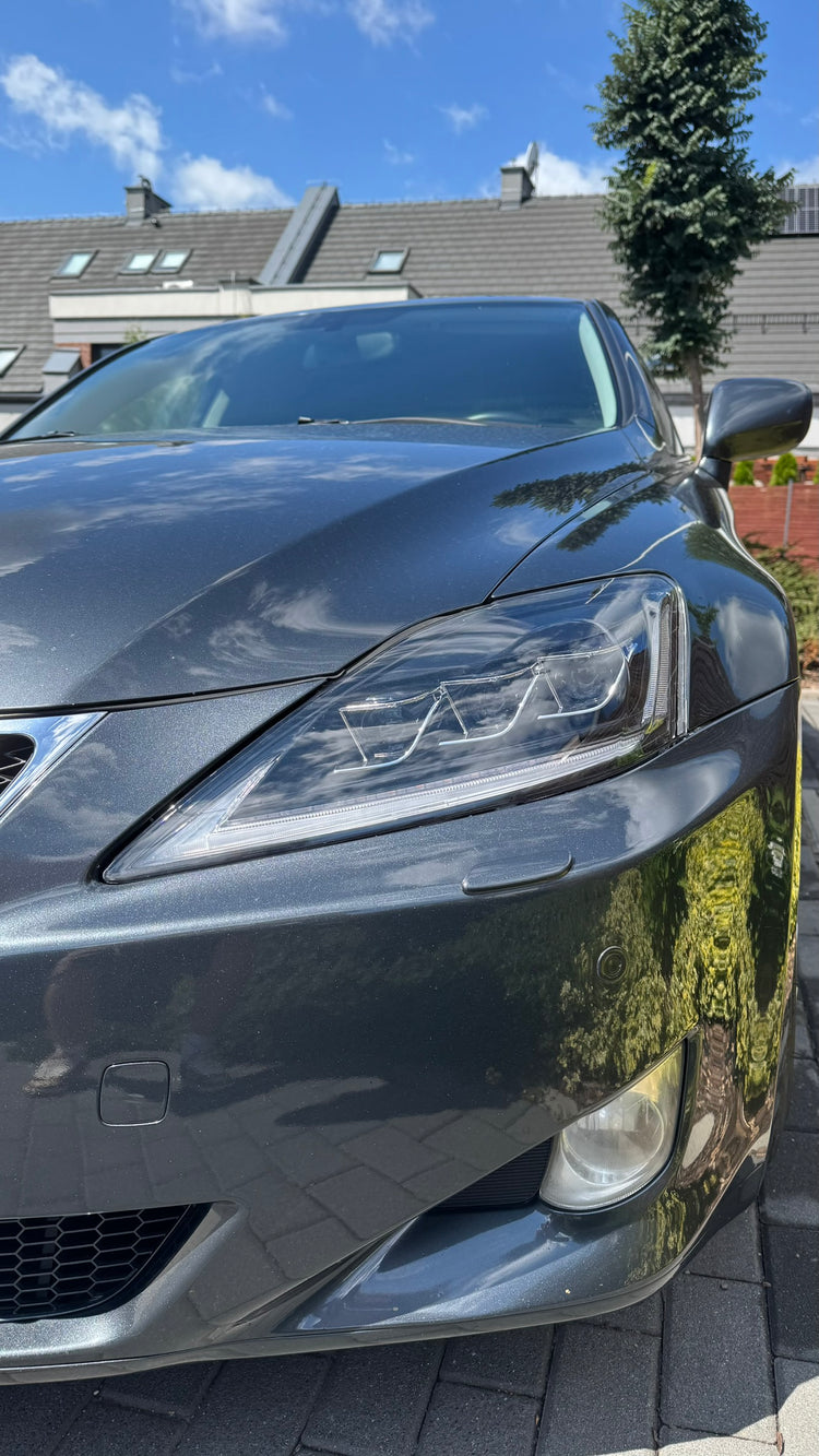 Lexus IS z reflektorami przednimi VLAND