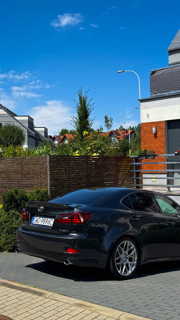 Lexus IS z lampami tylnymi VLAND