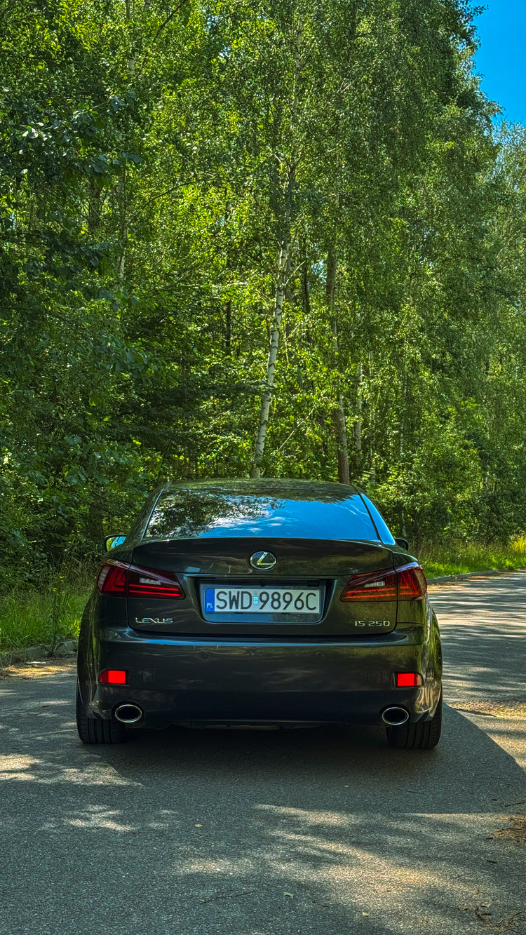 Lexus IS z lampami tylnymi VLAND