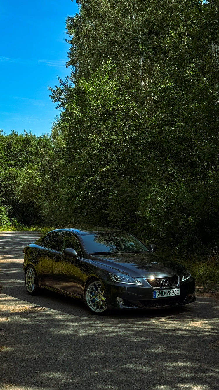 Lexus IS z reflektorami przednimi VLAND