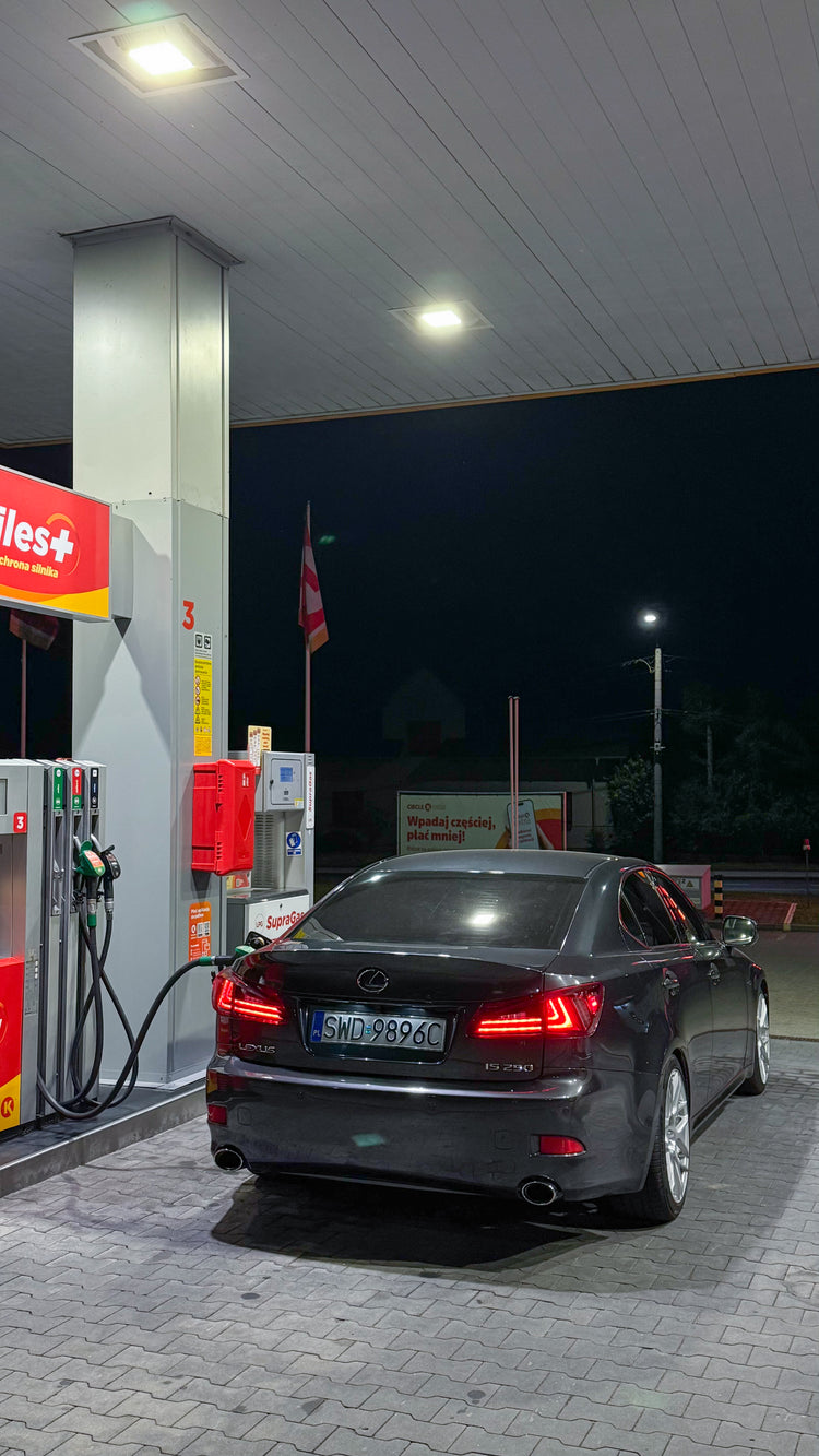 Lexus IS z lampami tylnymi VLAND