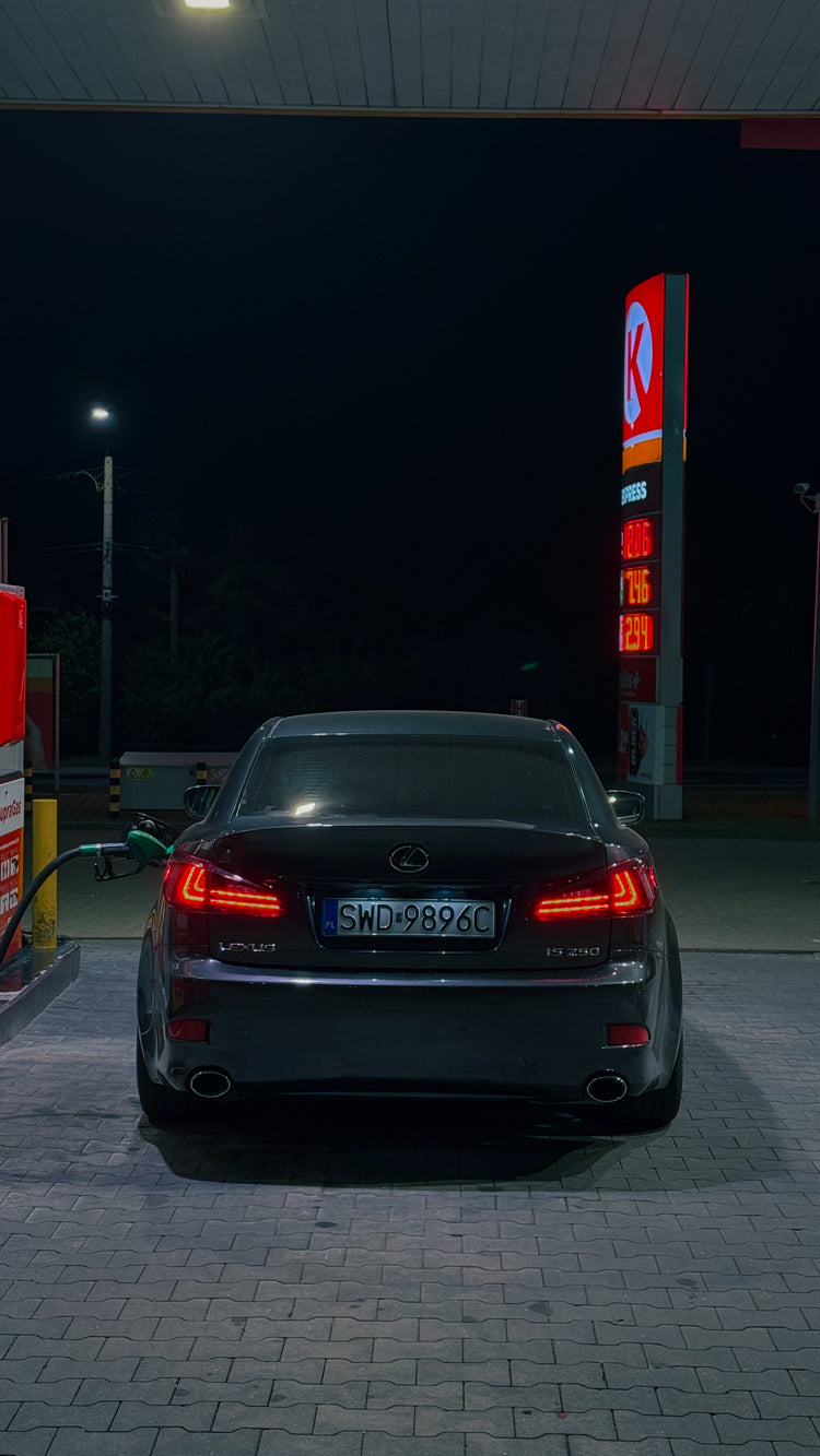Lexus IS z lampami tylnymi VLAND