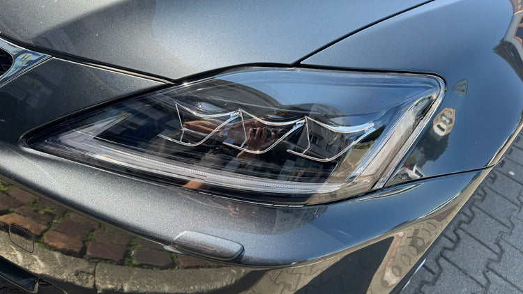 Lexus IS z reflektorami przednimi VLAND