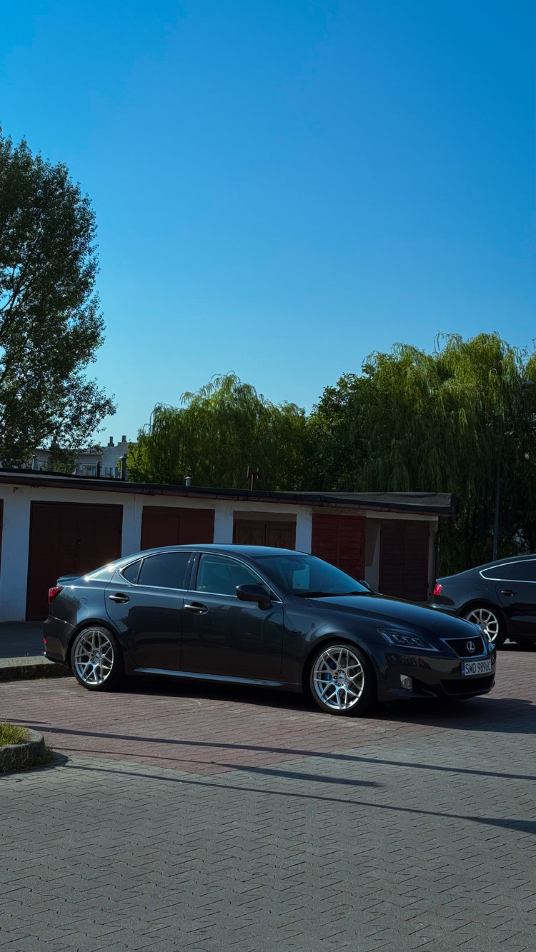 Lexus IS z reflektorami przednimi VLAND