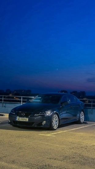 Lexus IS z reflektorami przednimi VLAND