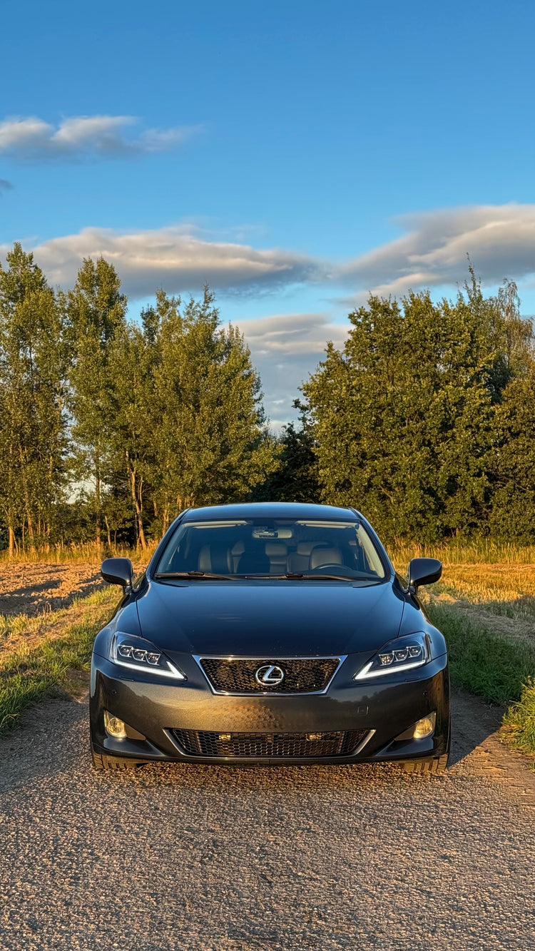 Lexus IS z reflektorami przednimi VLAND