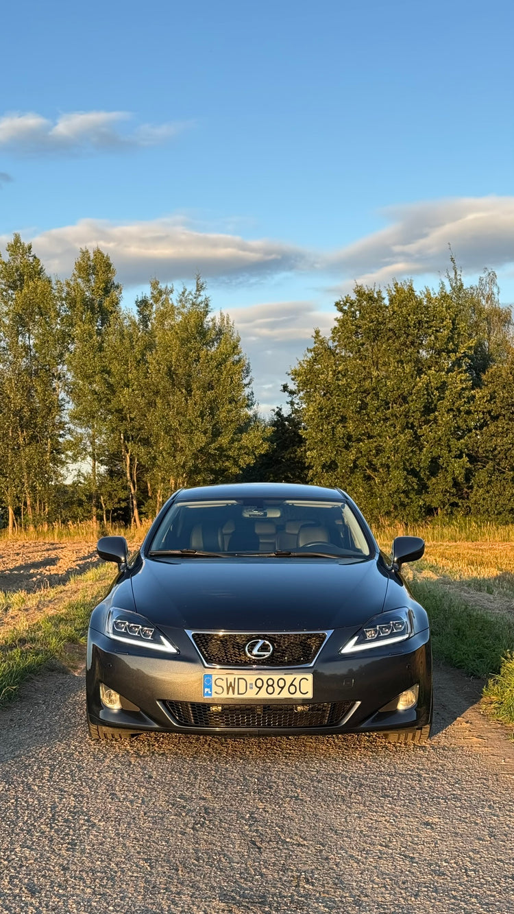 Lexus IS z reflektorami przednimi VLAND
