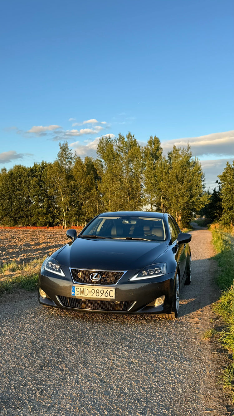 Lexus IS z reflektorami przednimi VLAND
