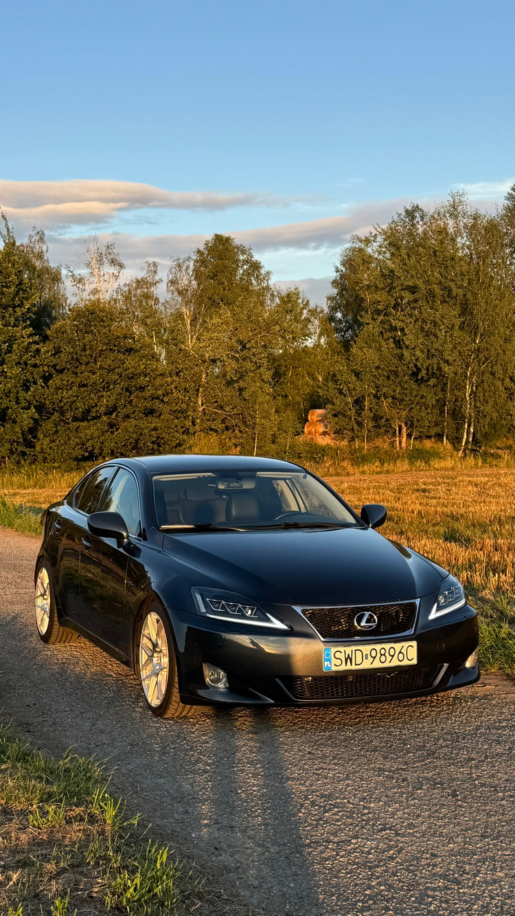 Lexus IS z reflektorami przednimi VLAND