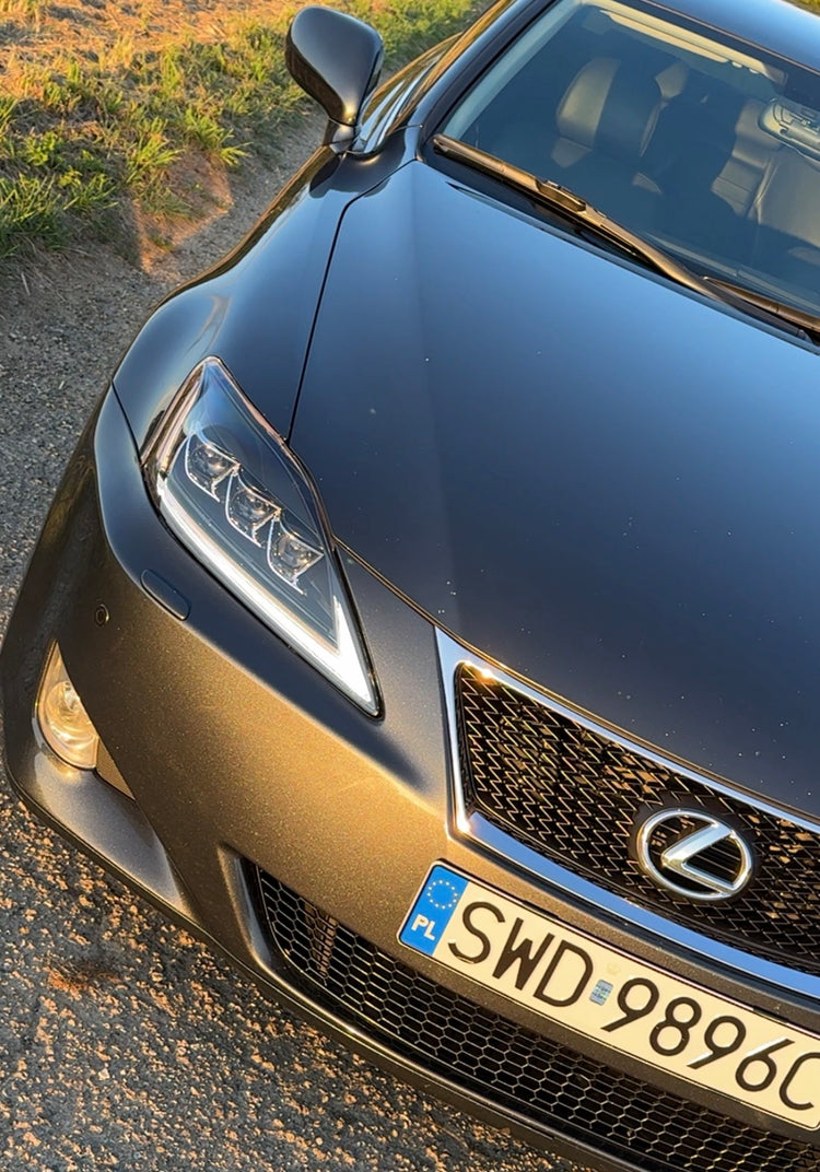 Lexus IS z reflektorami przednimi VLAND