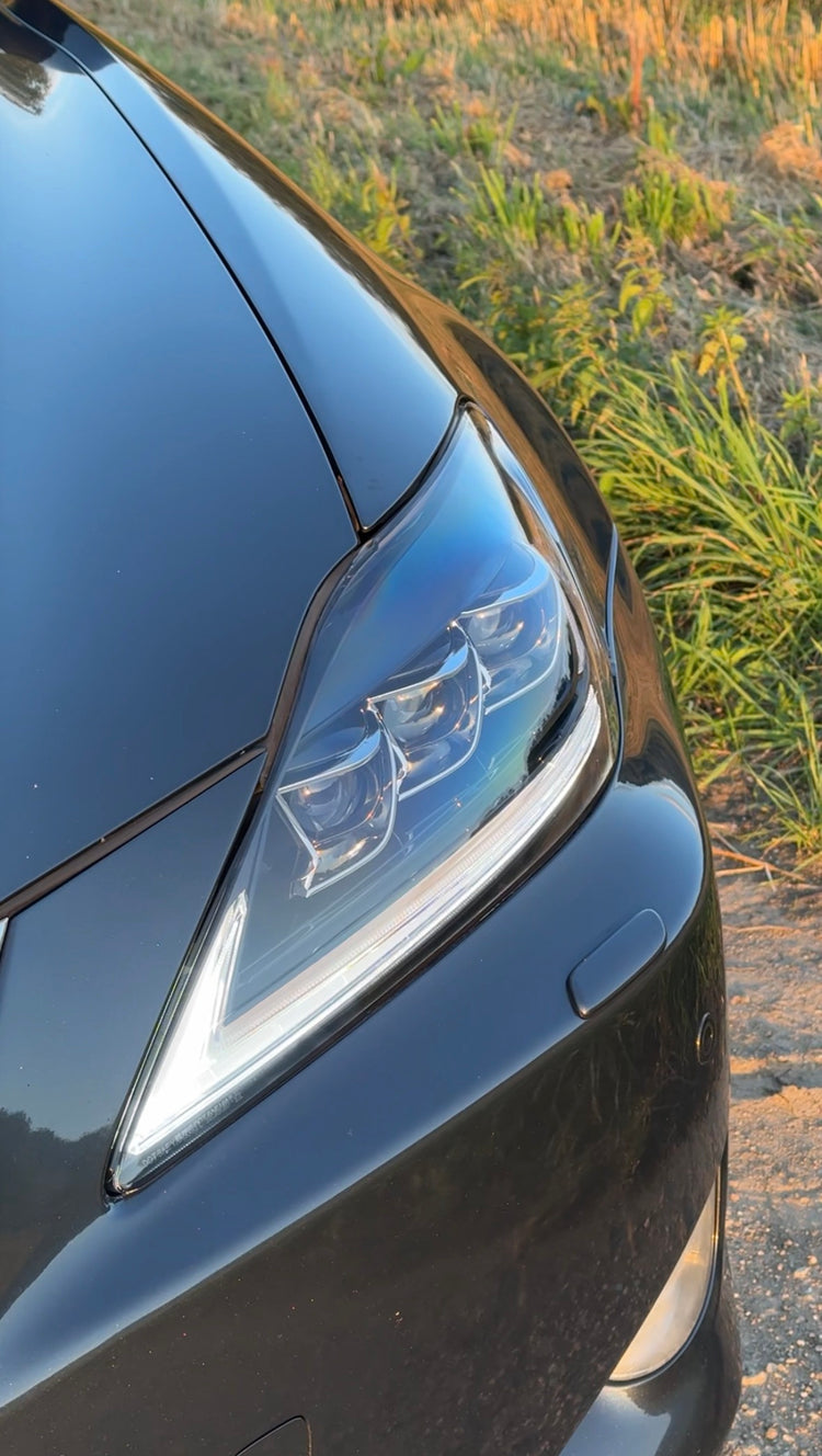 Lexus IS z reflektorami przednimi VLAND
