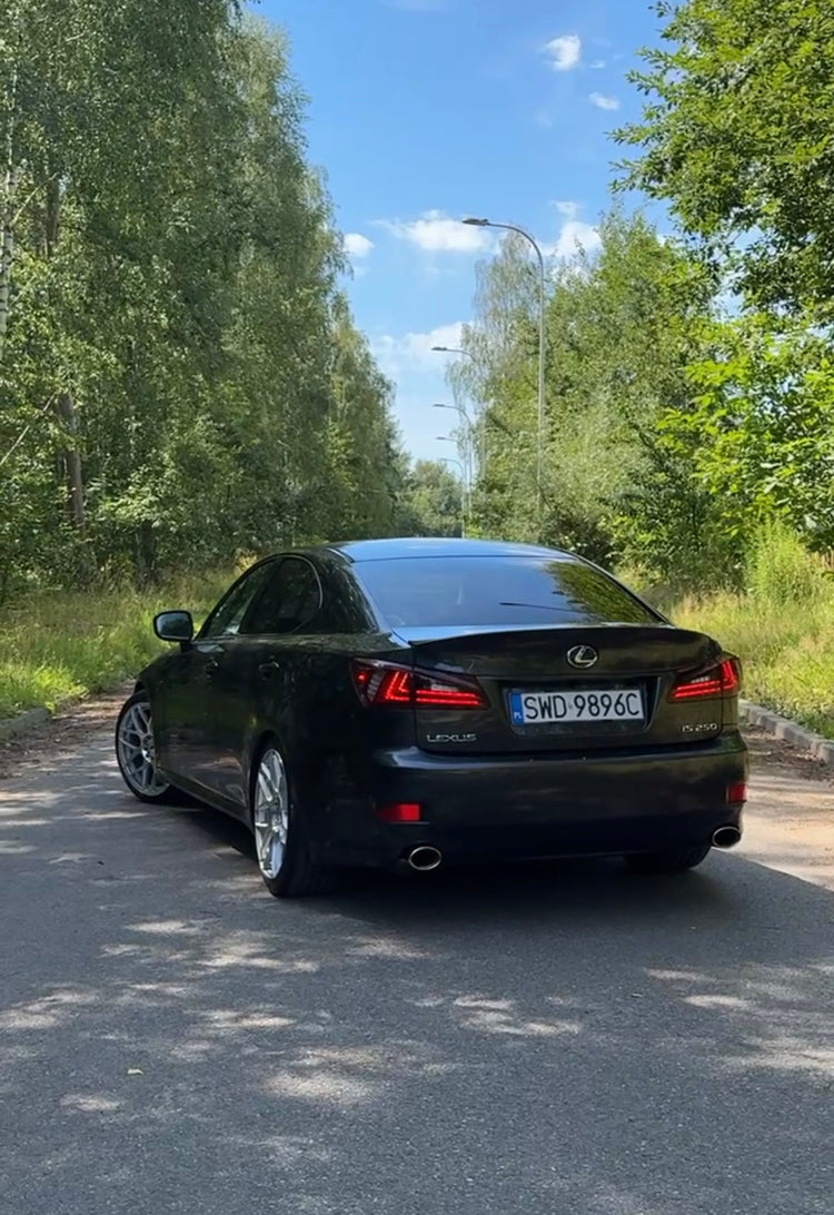 Lexus IS z lampami tylnymi VLAND
