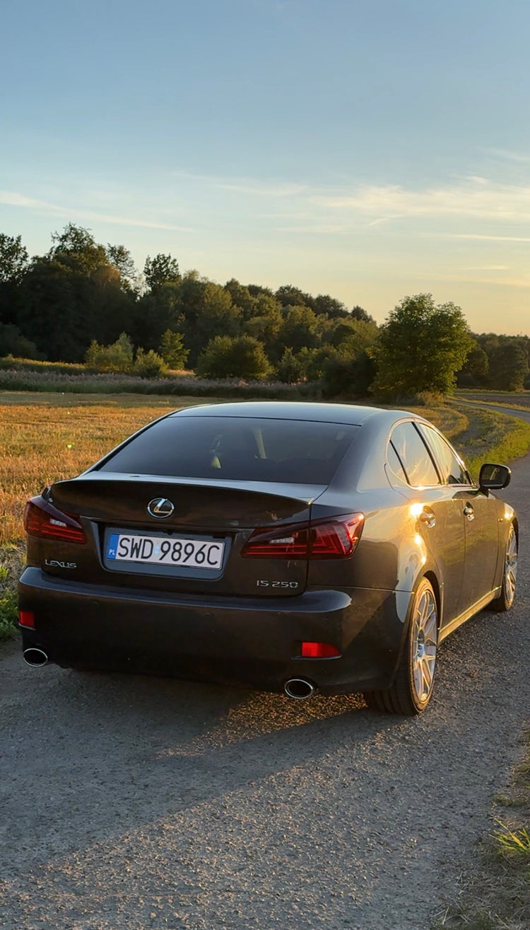 Lexus IS z lampami tylnymi VLAND