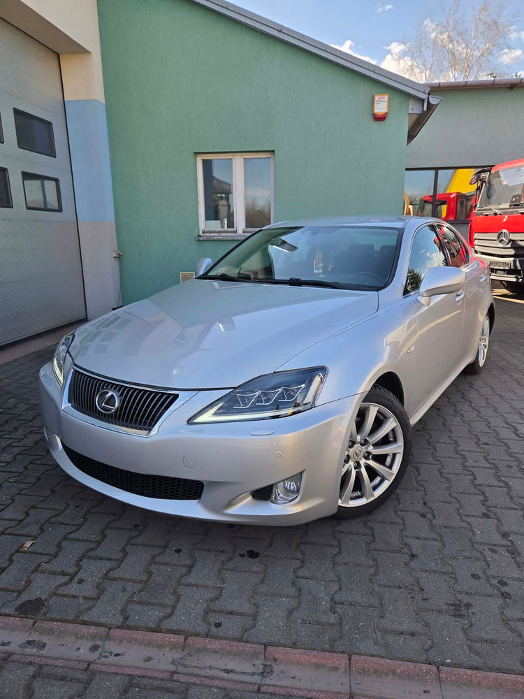 Lexus IS z reflektorami przednimi VLAND